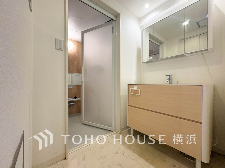 使いやすい機能が備えられた清潔感溢れる洗面空間。