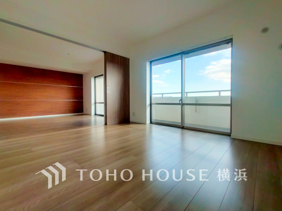 バルコニーに面した明るい洋室。穏やかな陽射しが、ゆったりとした寛ぎの時間を包みます。
