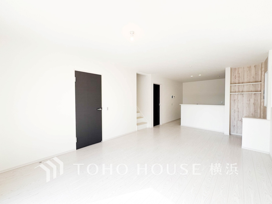 明るく開放的なリビングダイニング。白を基調とした内装で、シンプルかつ清潔感あふれる空間です。