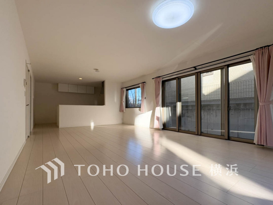 開放的な広さと2面採光がもたらす、光溢れ豊かな居住空間はこの住まいのクオリティを感じさせてくれます。豊かな時間が流れるこの場所に暮す喜び。