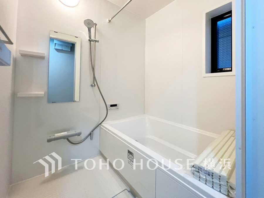 心地よいリラックスを叶える清潔感溢れる美しい空間。快適で機能的なバスルームです。
