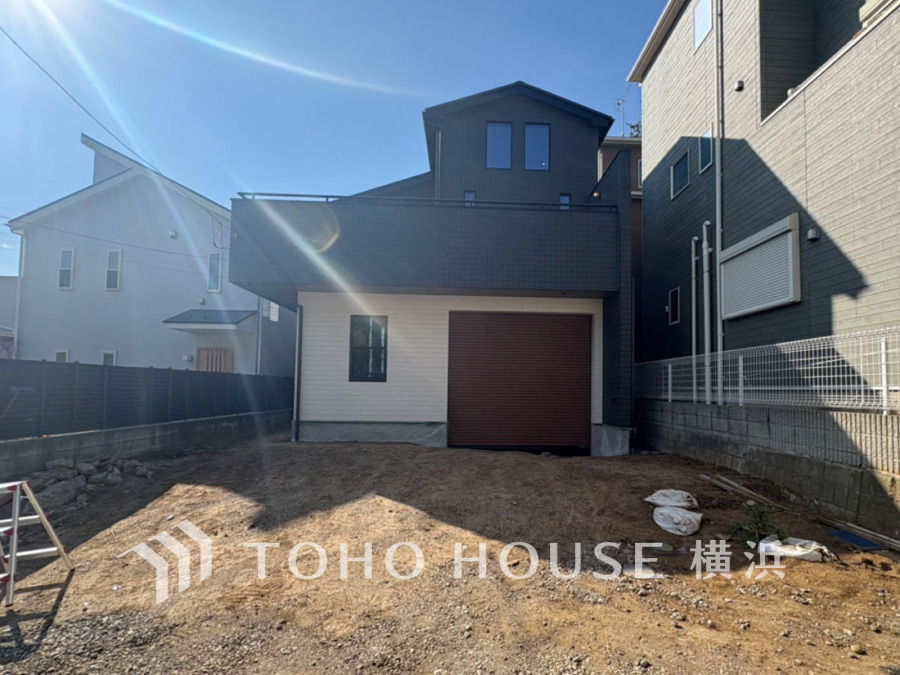 堂々たる趣ながら、主張し過ぎずどこか余裕を感じさせるシャープなフォルムで佇む邸宅は、晴天の空と照らし合わせる事で、本来あるべき完成形の姿を見せてくれます。