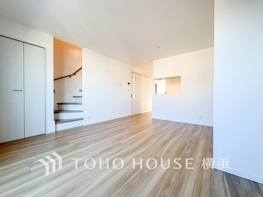 柔らかな光が広がり、デザインされた美しい内装が織り成す家族の集う場所。楽しい会話やさまざまな時が織りなすご家族の時間が丁寧に紡がれていく大切な空間。