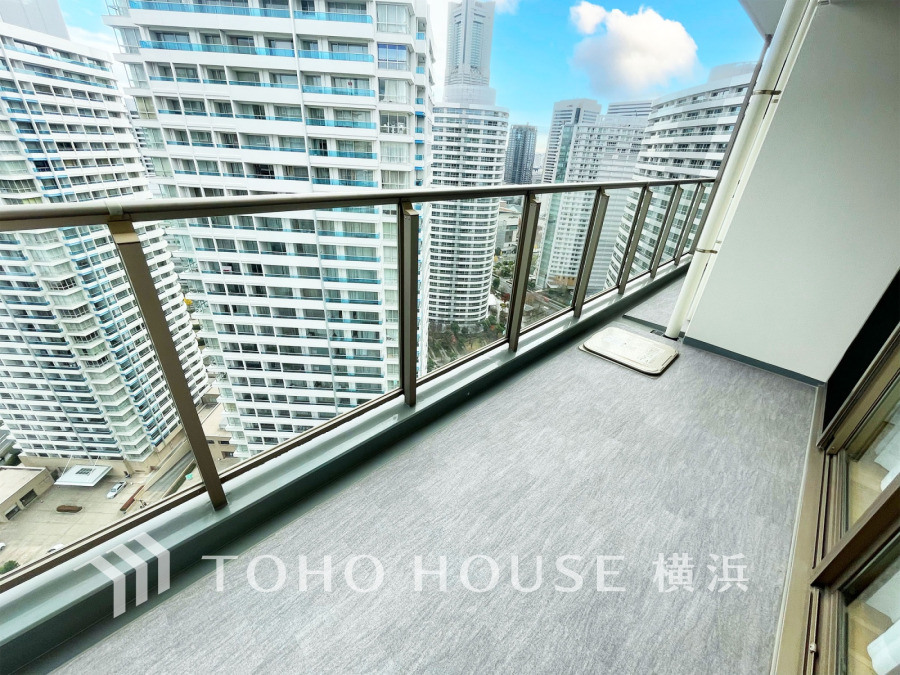 高層階ならではの開放感あるバルコニー。周囲の景色を一望でき、ゆったりとくつろげる空間です。