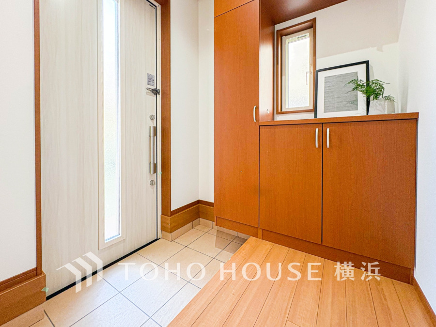 お客様をお迎えする玄関は落ち着いた雰囲気。帰り着くたびに洗練されたテイストの空間に迎えられ誇りと喜びを感じる玄関まわりです。