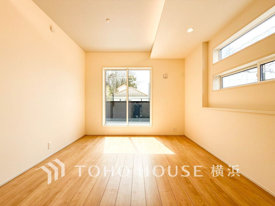 バルコニーに面した明るい洋室。穏やかな陽射しが、ゆったりとした寛ぎの時間を包みます。
