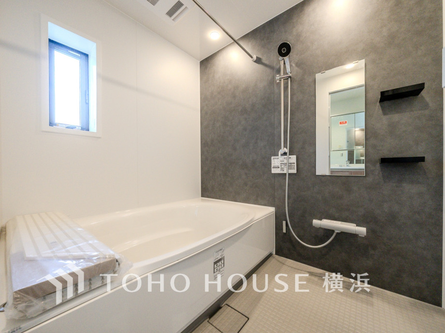 ◆質感が奏でる時間◆心落ち着く時間へ導くシックなカラーのパネルと流麗なデザインの高級感を感じる浴室。疲れを癒す場所だからこそ、心も体もオフになる時間を。