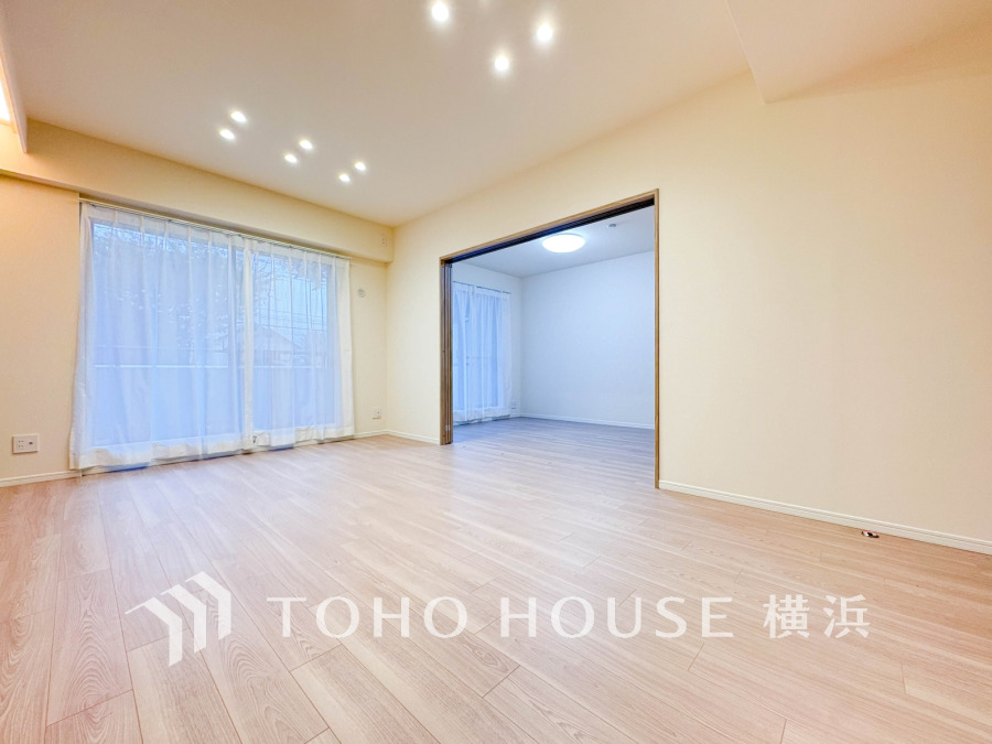 大きな窓から自然光が差し込む明るいリビング。隣の洋室と続き間で開放感あふれる空間です。