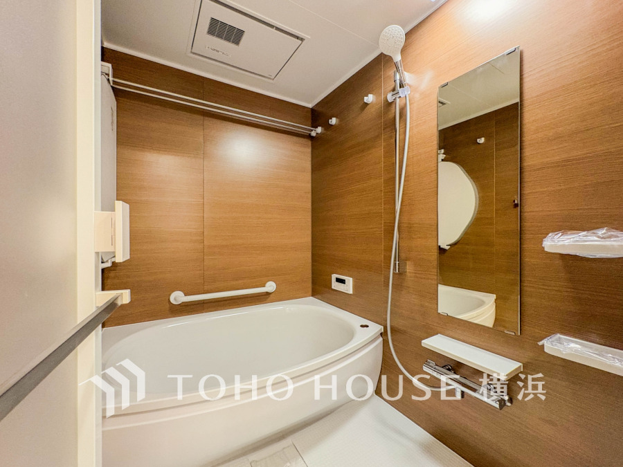 1日の疲れを癒すバスルームは、心地よいリラックスを叶える清潔感溢れる美しい空間です。心からゆったりと寛いでいただけるよう、ゆとりのスペースを確保してます。