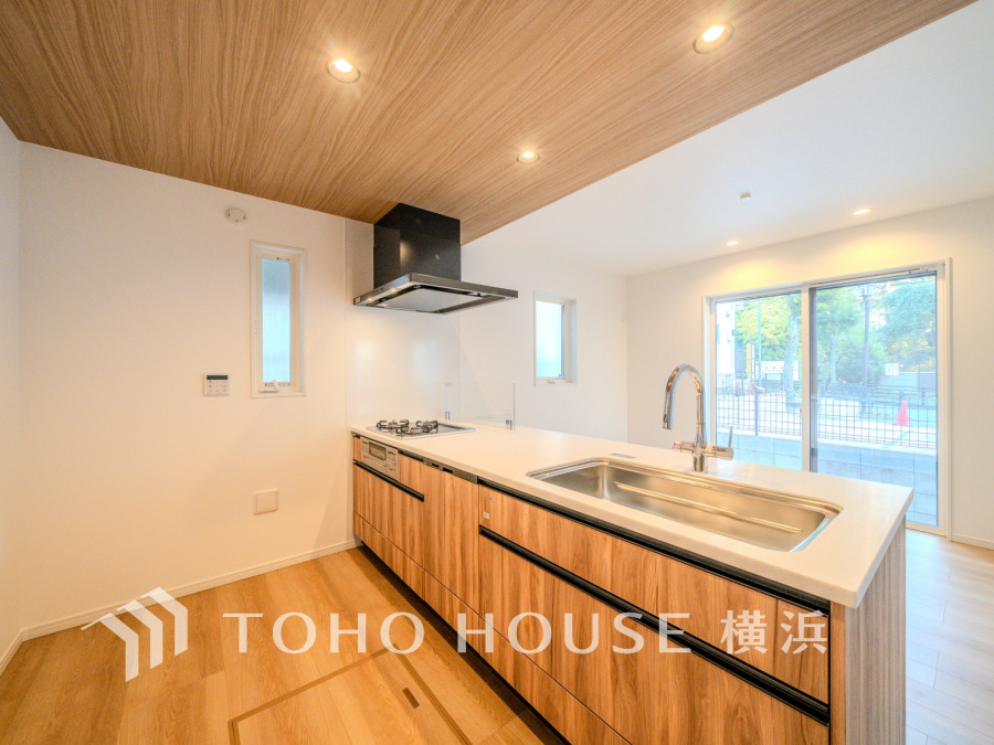 プライベートスペースを彩るインテリアとしての美と、快適な日常を支える機能性と強さがひとつになったキッチンです。開放的な対面カウンターキッチンはリビングと一体感のある空間。