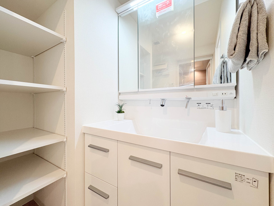 十分な大きさの洗面台は、身だしなみチェックや歯磨きなど、朝の慌ただしい時間でも余裕とゆとりを感じて頂けます。