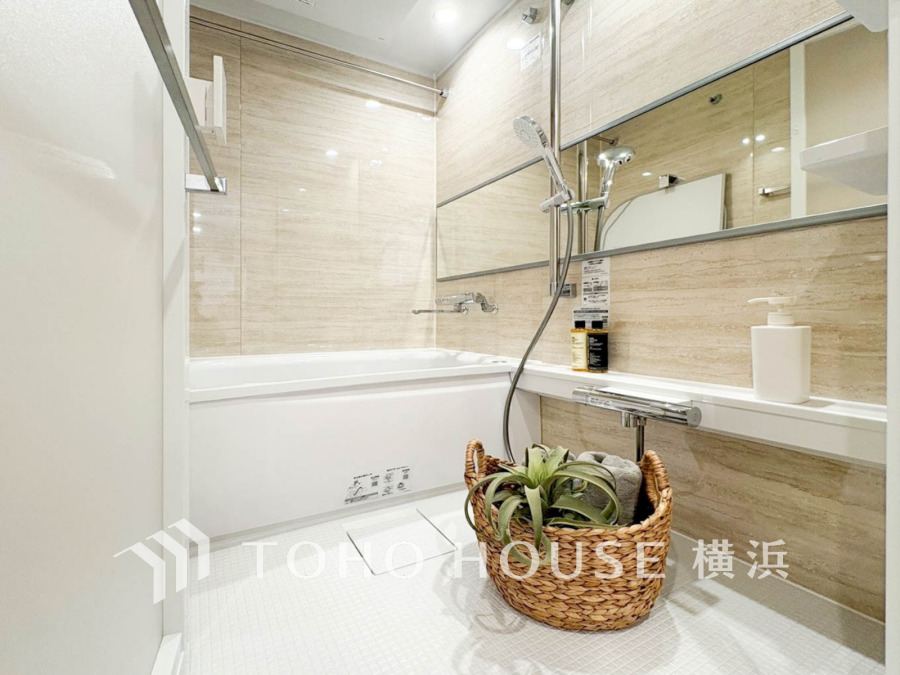 上質が感じられるカラーリングで、清潔な空間美を実現。一日の疲れが癒される優雅なバスタイムを堪能できるゆとりあるバスルームです。