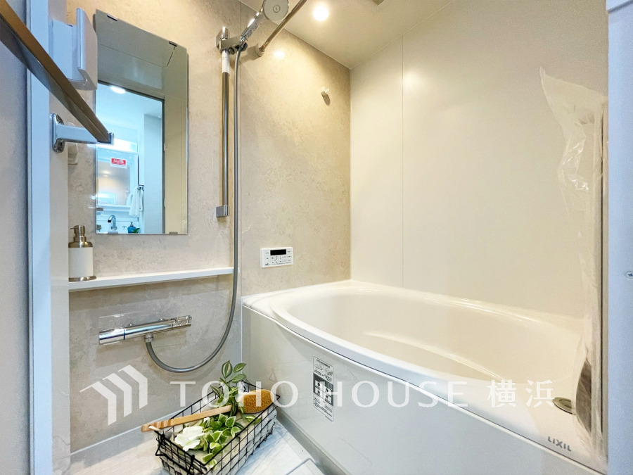 心地よいリラックスを叶える清潔感溢れる美しい空間。快適で機能的なバスルームです。
