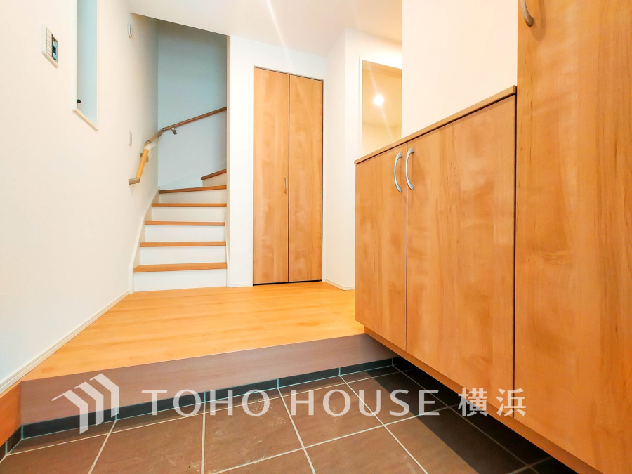 お客様をお迎えする玄関は落ち着いた雰囲気。帰り着くたびに洗練されたテイストの空間に迎えられ誇りと喜びを感じる玄関まわりです。 