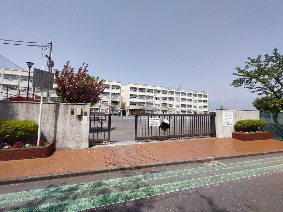横浜市立西富岡小学校  約270ｍ