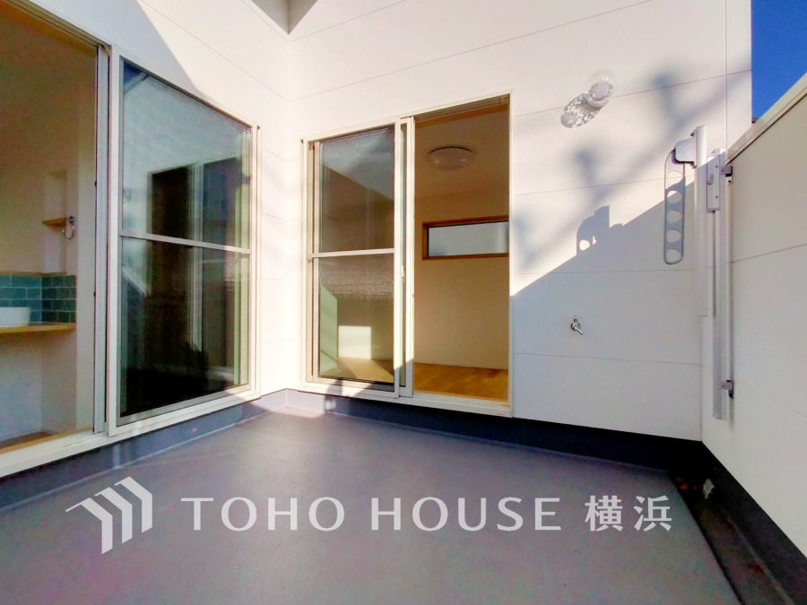 らしの中で光と風を演出してくれる広いバルコニー。見事なまでの開放的な空間を演出しながら、プライベート性も確保された空間は我が家の自慢。アウトドアリビングとしても楽しめそう。