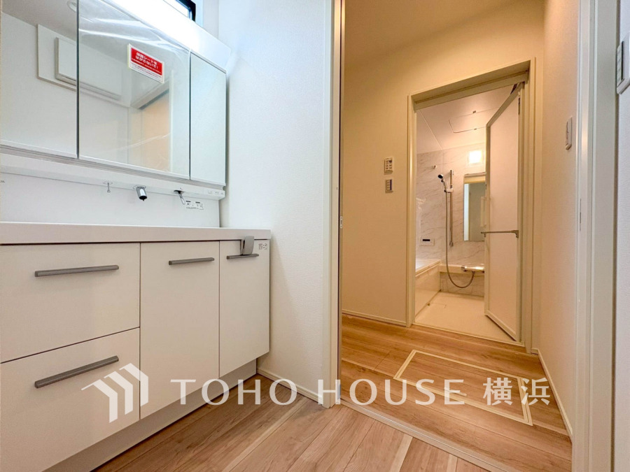 脱衣スペースを含む空間はゆとりの広さを設け、また洗面化粧台の鏡の後ろに収納スペースを設ける事により、散らかりやすい洗面スペースをスッキリ保てます。