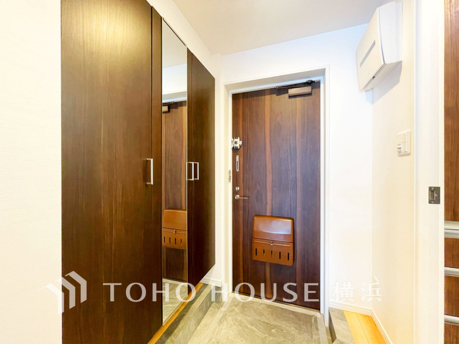 上質感漂う玄関と廊下。居住者の帰り、訪れる方を優しく迎える・安らぎに満ちた生活空間を予感させる。健やかな暮らしを楽しめることでしょう。