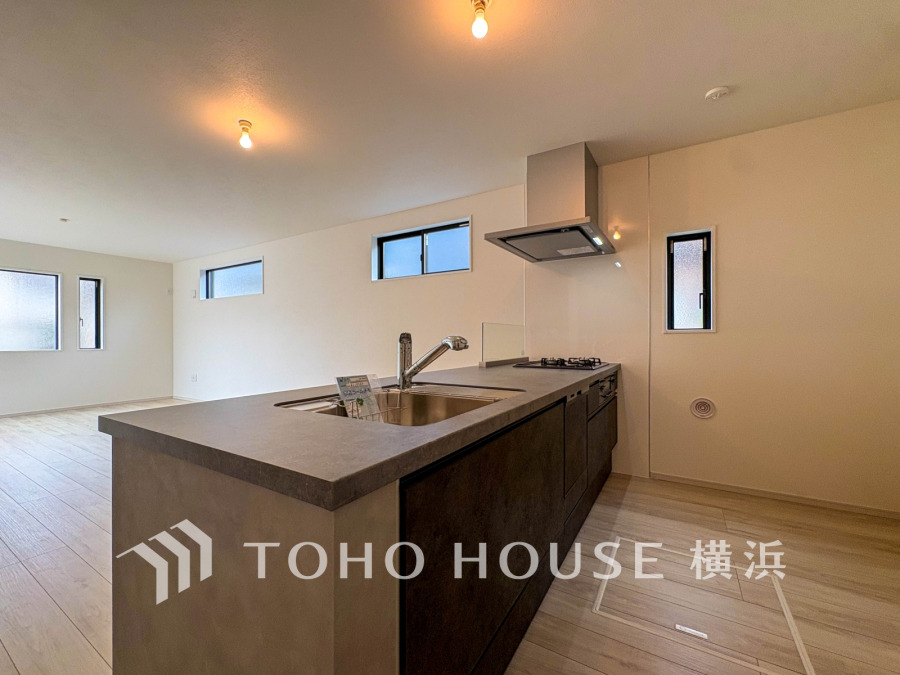 開放感のある対面キッチンは、リビングを見渡せて家族との会話も弾む快適な空間です。