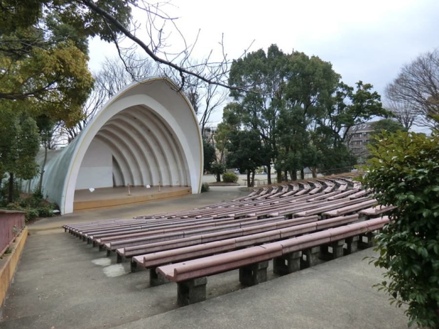 川崎市中原平和公園まで約700m 。
小さい子も安心なジャブジャブ池があります！隣には、遊具のある公園もあります！大型の複合遊具が充実しています。