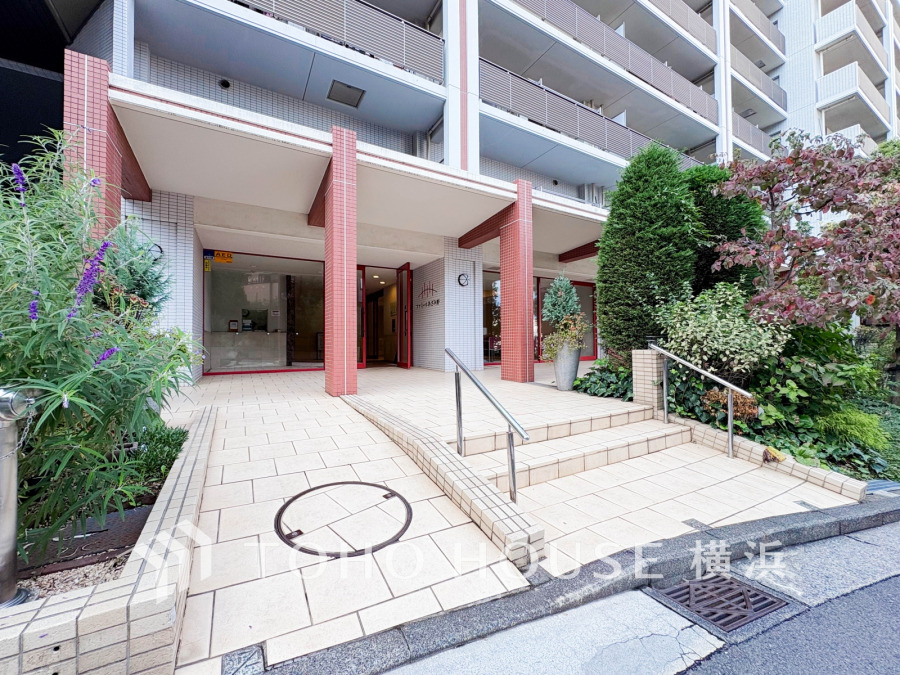 美しく管理された植栽で彩られた上質感漂うエントランス
