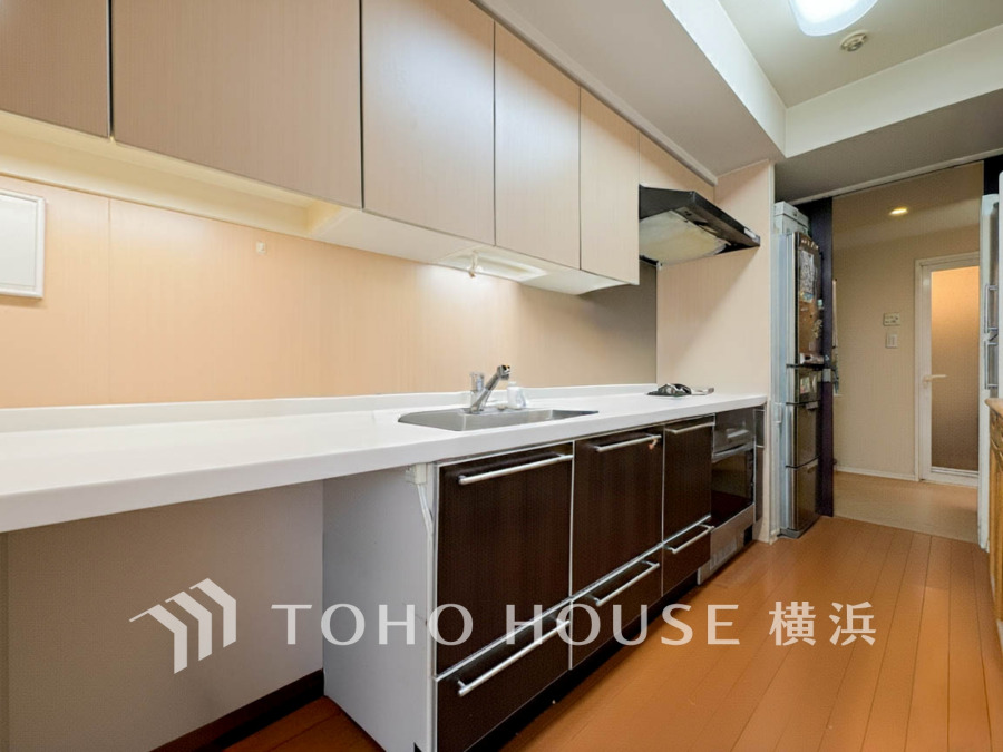 誰もが使いやすいデザインにこだわったキッチン。プライベートスペースを彩るインテリアとしての美と、快適な日常を支える機能性と強さがひとつになったキッチンです。（AI加工しています）