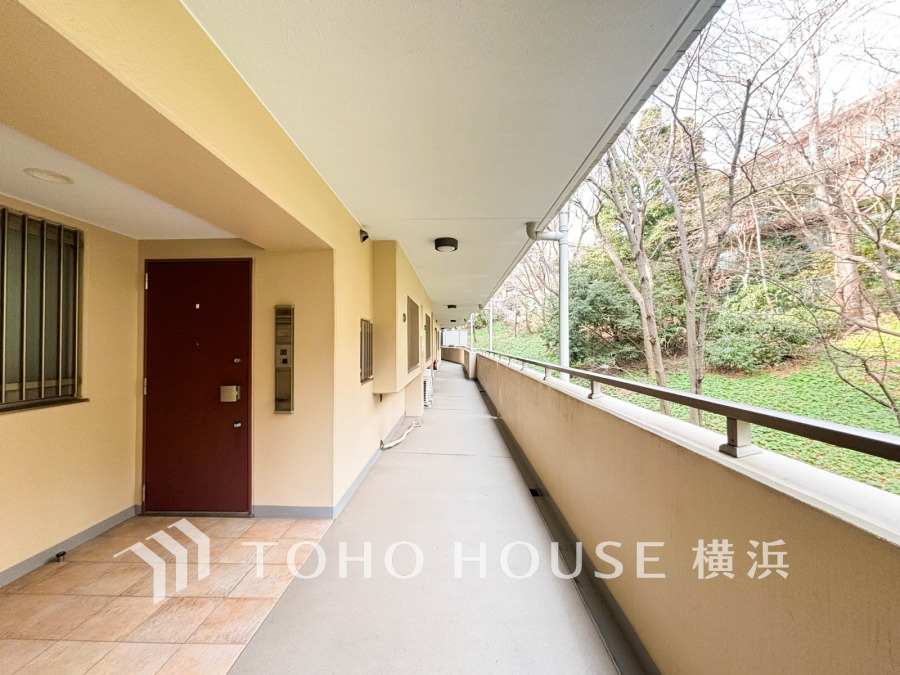 上質感漂う玄関と廊下。居住者の帰り、訪れる方を優しく迎える・安らぎに満ちた生活空間を予感させる。健やかな暮らしを楽しめそう。