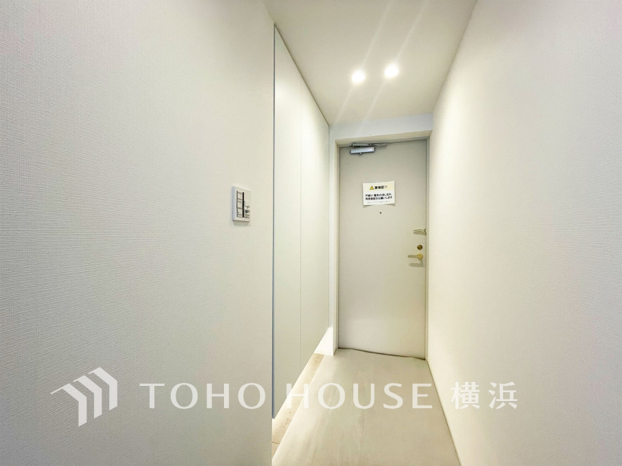 上質感漂う玄関と廊下。居住者の帰り、訪れる方を優しく迎える・安らぎに満ちた生活空間を予感させる。健やかな暮らしを楽しめることでしょう。