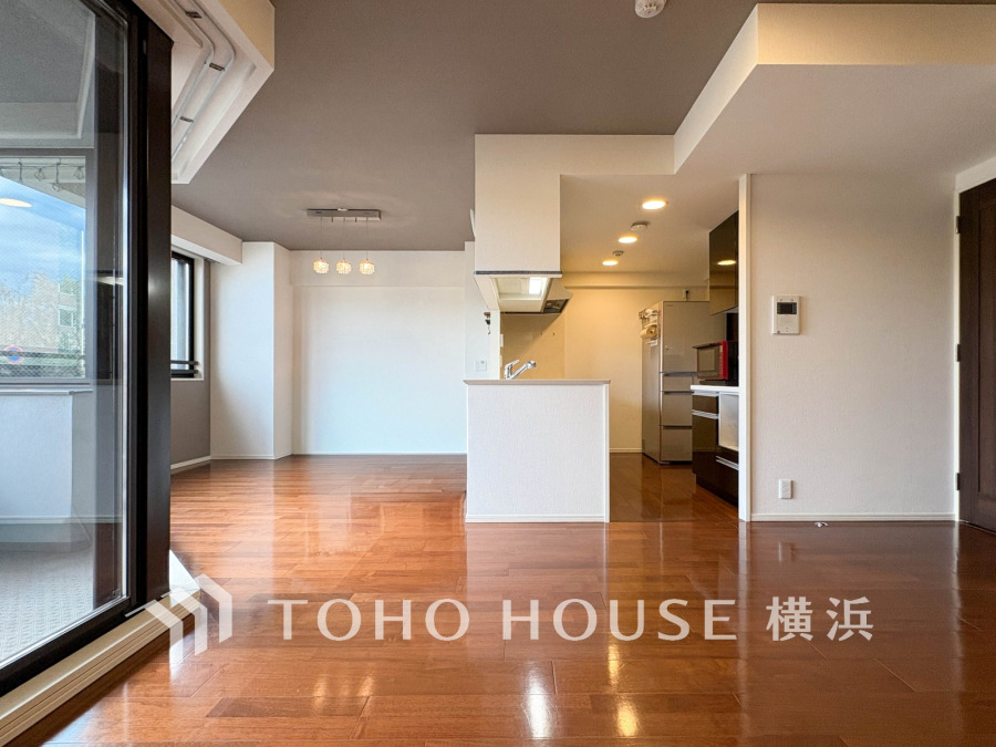 明るい光が差し込む広々としたリビングダイニング。開放感のある対面キッチンで家族団らんの時間を楽しめます。