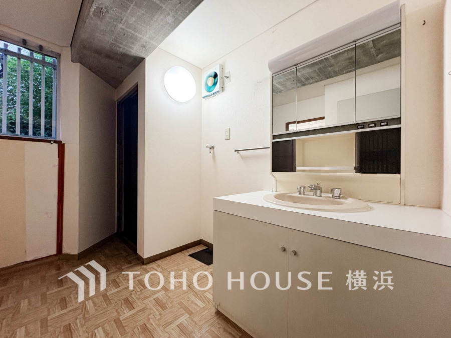 脱衣スペースを含む空間はゆとりの広さを設け、また洗面化粧台にも収納スペースを設ける事により、散らかりやすい洗面スペースをスッキリ保てます。