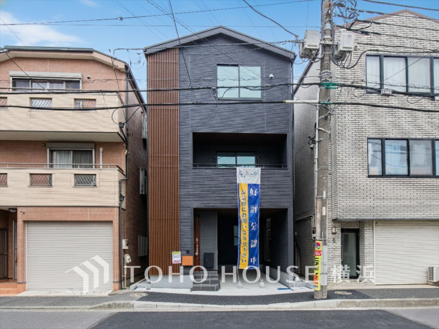 堂々たる趣ながら、主張し過ぎずどこか余裕を感じさせるシャープなフォルムで佇む邸宅は、晴天の空と照らし合わせる事で、本来あるべき完成形の姿を見せてくれます。