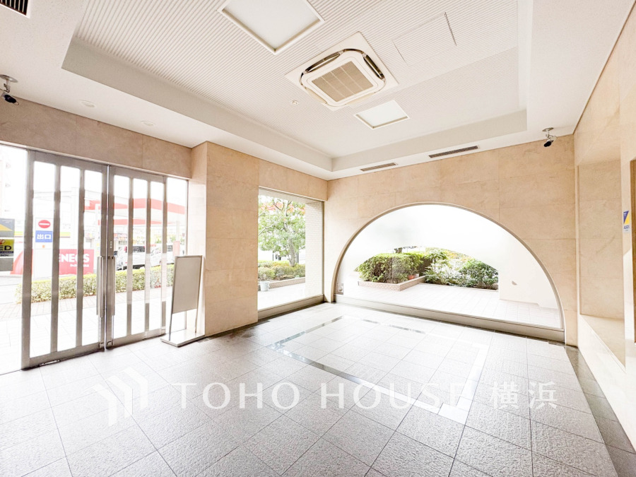 エントランスは毎日の行き帰りで使う大事な空間です。明るい基調で華やかなデザインなので、毎日も気持ちよく、またご友人なども素敵に迎え入れられます。