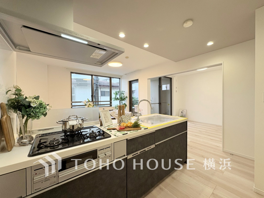 家事動線やリビングとのつながりに配慮し、食事の準備や片付けなどの家事を楽しくするキッチンスペースに仕上げました。毎日使う場所だから気持よく使えて、居心地の良い空間に。