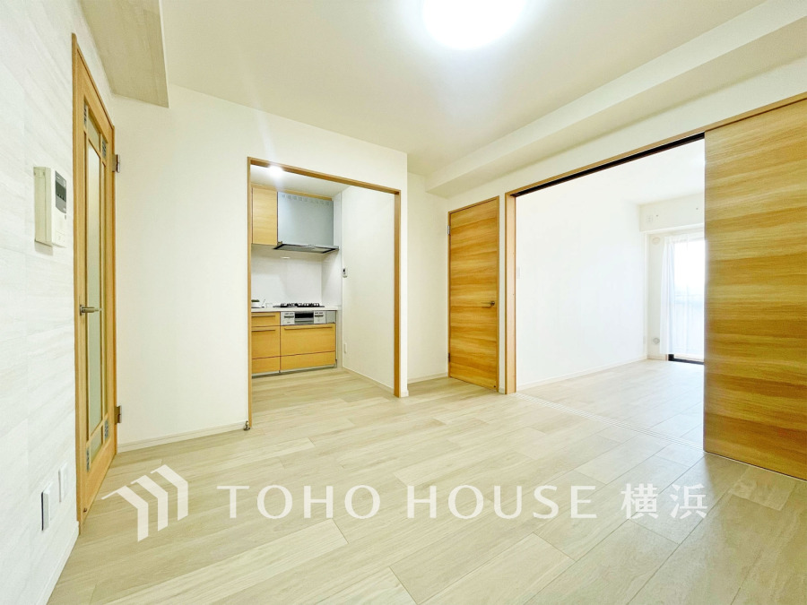 明るく開放的なリビングは、隣接するキッチンと洋室がつながり、使い勝手の良い空間です。