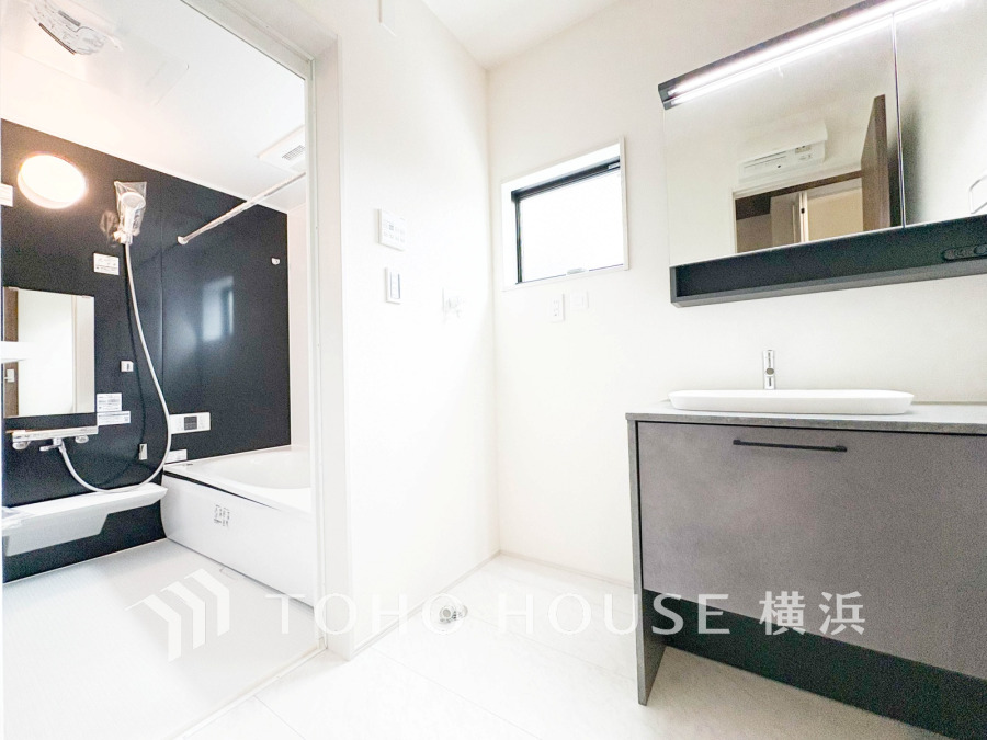 ご家族の1日が始まり、1日の終わりを締めくくる洗面空間。洗濯機を配置しても十分なスペースを確保した設計となっております。