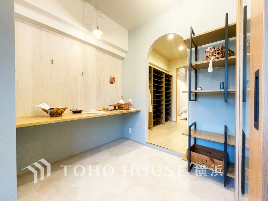 スタイリッシュなアトリエ空間。ウォークスルークローゼットに繋がる機能的な動線も魅力です。