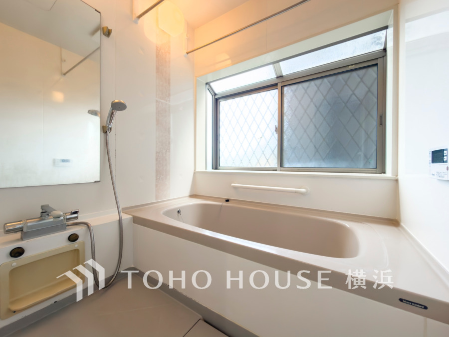 ゆったりくつろげる広めの浴槽と大きな窓で明るく換気も良好な、清潔感あふれるバスルームです。