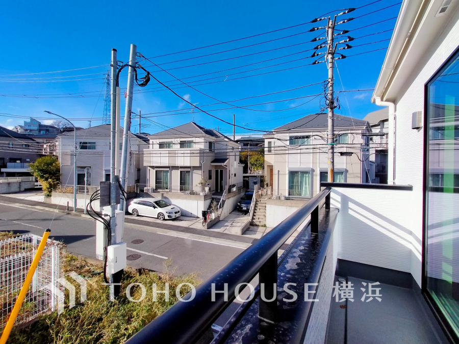 暮らしの中で光と風を演出してくれるバルコニー、見事なまでの開放的な空間を演出しながら、プライベート性も確保された空間は我が家の自慢。