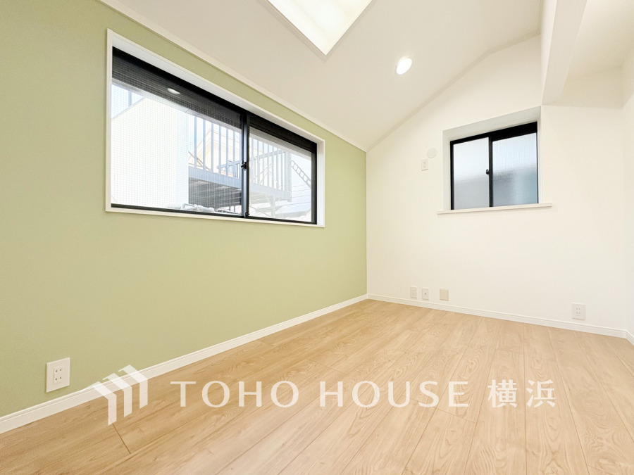 採光もアクセントの一つとして。プライベートルームにはやさしい光が射し込んでいて、この明るい好みの空間で読書をしたり、音楽を聞いたりと一人の時間も充実したものにできます。