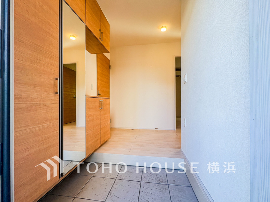 上質感漂う玄関と廊下。居住者の帰り、訪れる方を優しく迎える・安らぎに満ちた生活空間を予感させる。健やかな暮らしを楽しめそう。