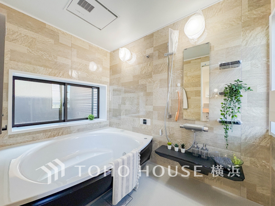 心地よいリラックスを叶える清潔感溢れる美しい空間。快適で機能的なバスルームです。
