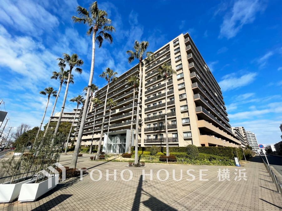 青空に映えるヤシの木がリゾート感を演出している総戸数745戸のビッグコミュニティ。