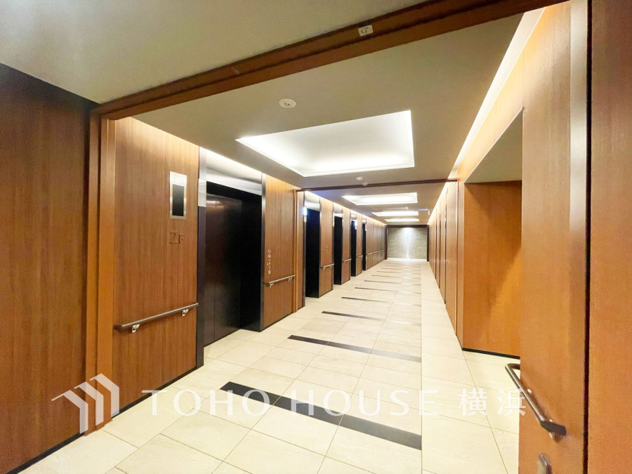 上質感漂うエレベーターホール。めまぐるしく過ぎ行く日々の中でゆったりとした休息と癒しを提供してくれる居住者のプライベート空間があります。