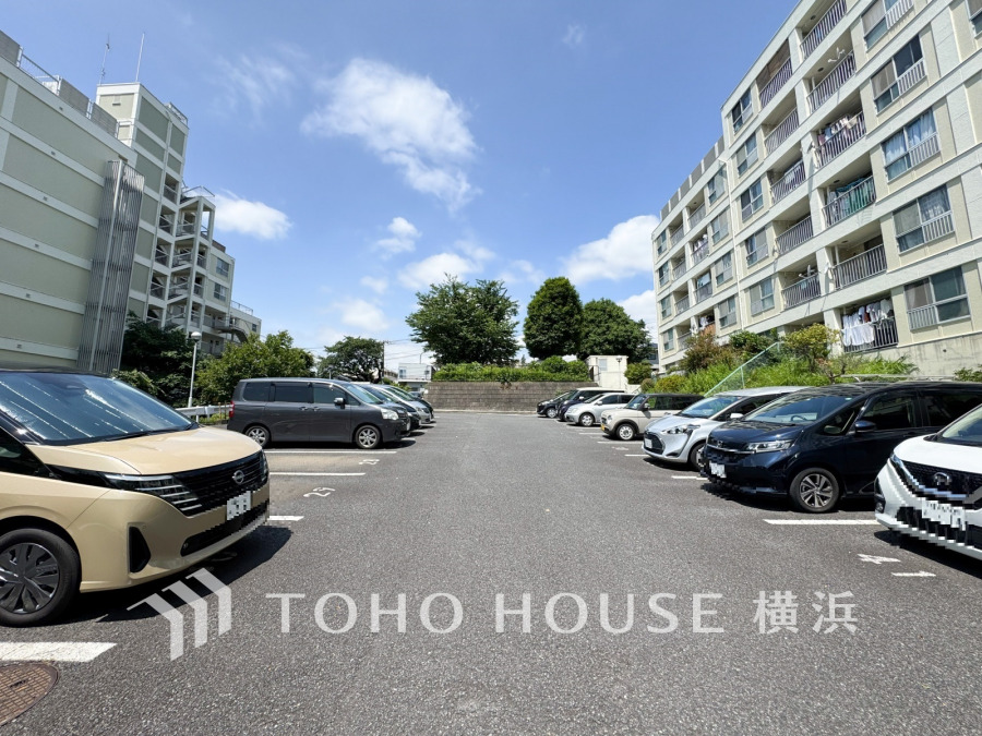 ゆとりをもった空間設計の駐車場。マイペースで落ち着いて車庫入れできそうです。空状況は都度確認させて頂きます。