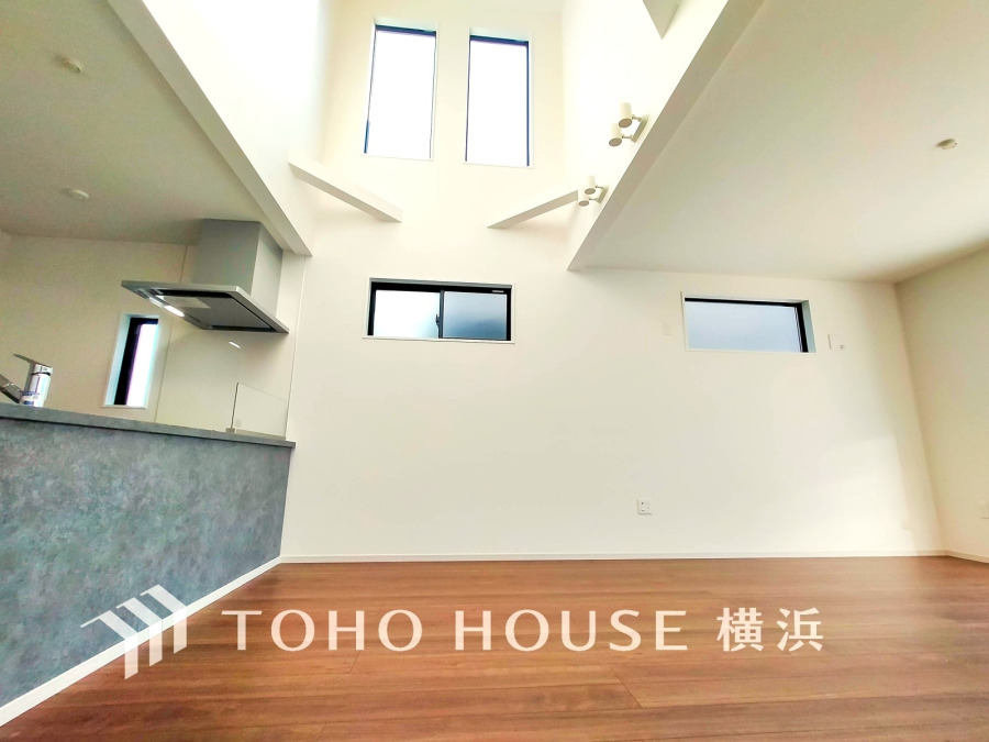 柔らかな光が広がり、デザインされた美しい内装が織り成す家族の集う場所。楽しい会話やさまざまな時が織りなすご家族の時間が丁寧に紡がれていく大切な空間。