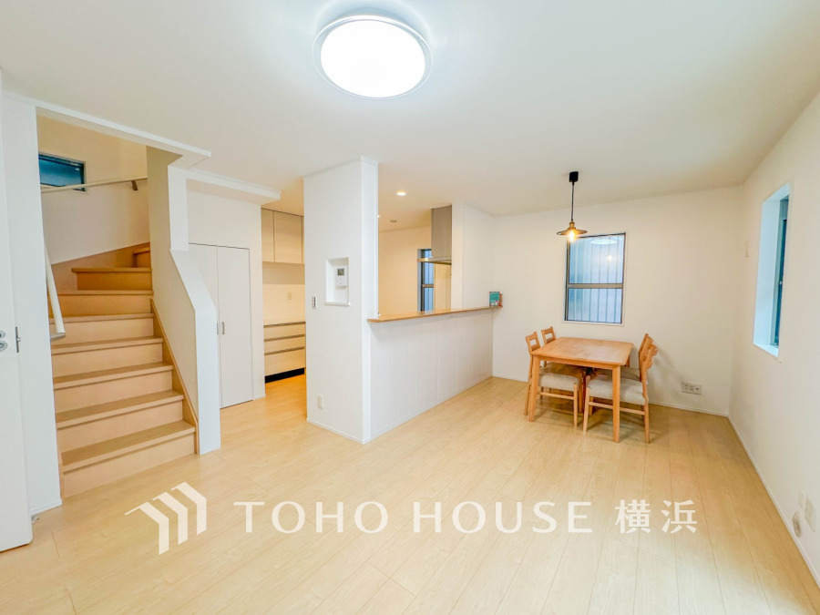 家族と過ごすひと時を溢れる光が優しく包み込むリビングダイニング。家族とともに、心穏やかに過ごすひととき。家族との時間、自分の時間を大切にできる空間がここにあります。