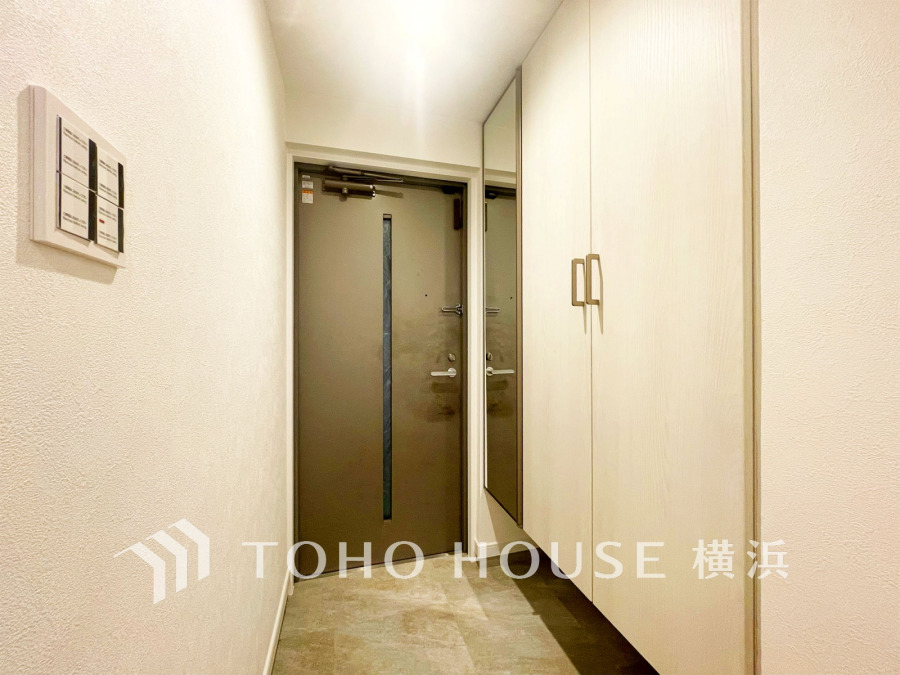 【2025年9月撮影】お客様をお迎えする玄関は落ち着いた雰囲気。帰り着くたびに洗練されたテイストの空間に迎えられ誇りと喜びを感じる玄関まわりです。 