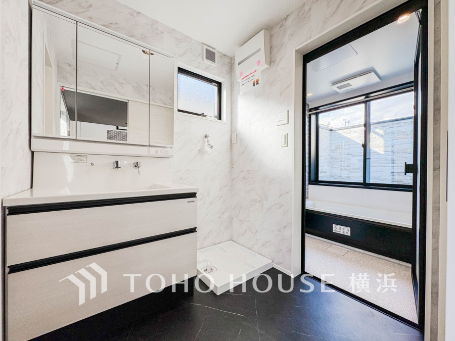 ご家族の1日が始まり、1日の終わりを締めくくる洗面空間。洗濯機を配置しても十分なスペースを確保した設計となっております。