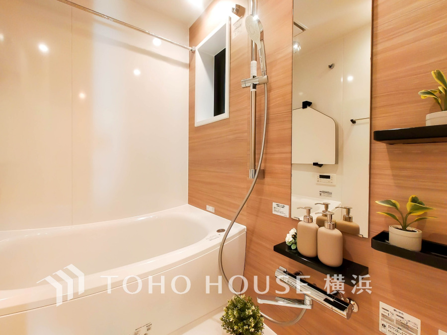 ◆質感が奏でる時間◆柔らかな風合いの木目調のパネルと流麗なデザインの浴槽が高級感を感じる浴室。疲れを癒す場所だからこそ心も体もオフになる時間をお楽しみ下さい。