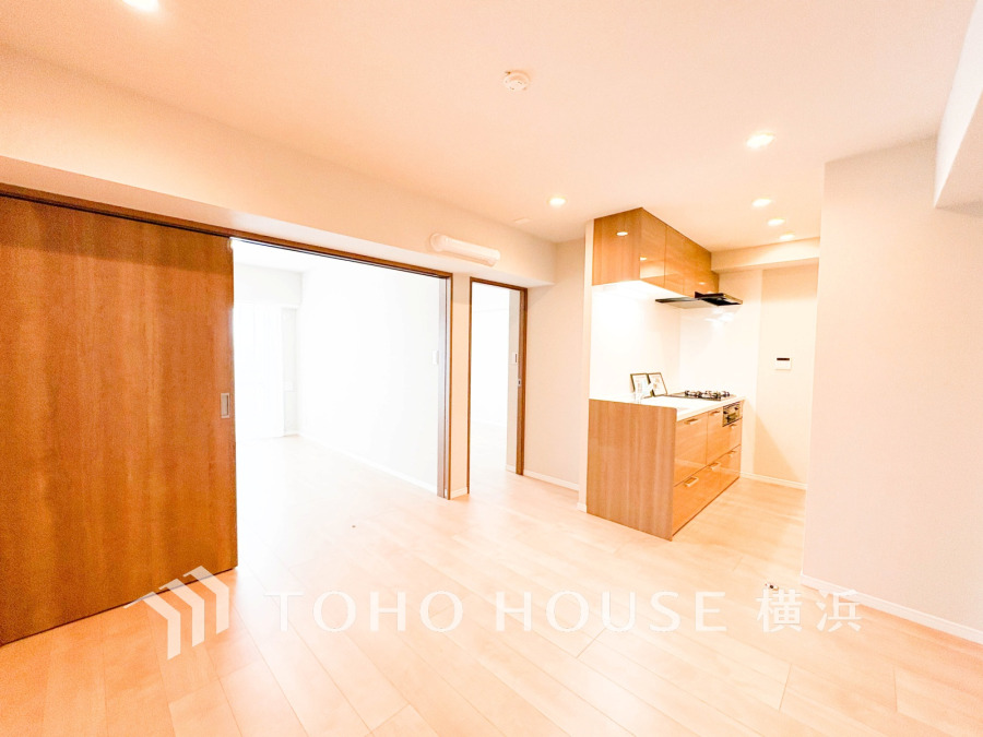 明るく開放的な空間が広がるLDK。室内には豊かな陽光が注ぎ込み、爽やかな住空間を演出。
